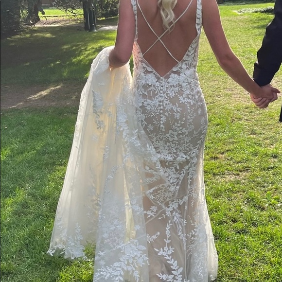 Enzoani Ora Wedding gown - Wedding size 4 - fits size 2 MESSAGE ME TO BUY**** - Picture 4 of 9